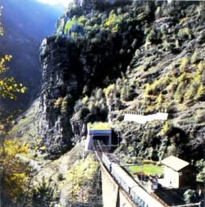 瑞士辛普朗隧道（长19.8公里）洞口
