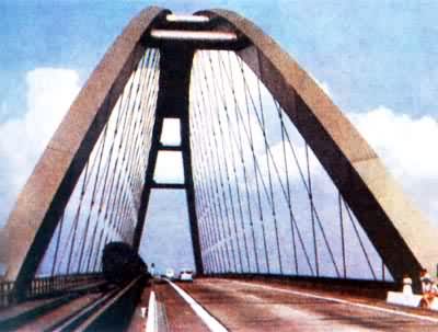 联邦德国费马恩海峡桥，刚梁柔拱组合体系公铁两用钢桥，主跨248米，1963年建成