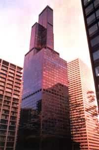 帝国大厦，1931年建成，保持高度记录（378米，102层）达40年，综合地代表20世纪30年代建筑科学技术的水平，位于美国纽约市