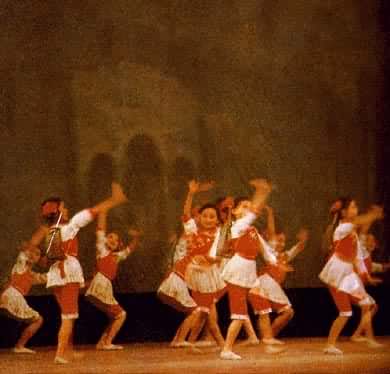 南京小红花艺术学校‘小红花’艺术团在表演舞蹈《采春笋》