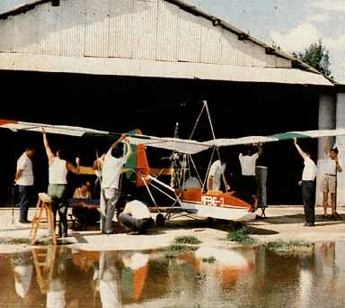 北京航空学院在组装该校研制的‘蜜蜂’三号轻型飞机