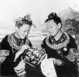 苗族妇女在刺绣
