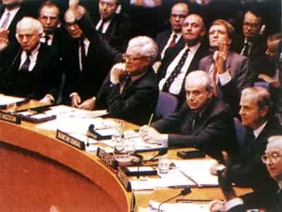 1990年11月29日联合国安理会通过以武力解决伊拉克吞并科威特的决议