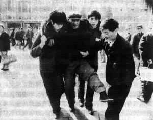北京青年在火车站帮助刚下车的伤病老人