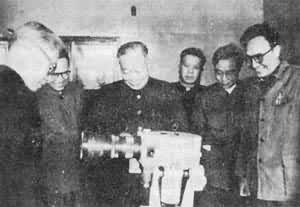 物理学家钱三强（左三）在浙江大学察看光学仪器工程学系试制的高速摄影机