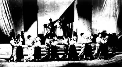 1941年孩子剧团在重庆演出《乐园进行曲》的剧照