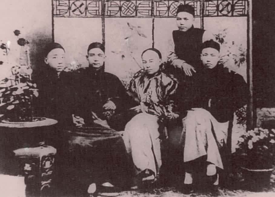 1894年11月24日孙中山在美国檀香山创立了中国历史上第一个正式的资产阶级革命派的政党——兴中会。图为孙中山与部分会员合影