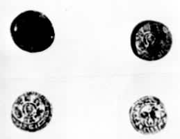 汉佉二体钱　正面（左）汉字篆书“重廿四铢铜钱”；背面（右）佉卢文“大王王中之王，伟大者，矩伽罗摩耶安”