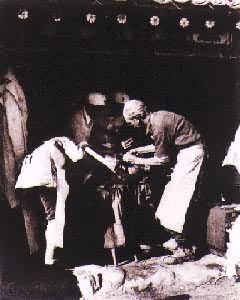 国际共产主义战士白求恩在给予八路军伤员做手术
