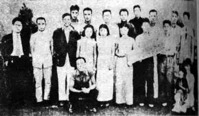 1937年上海戏剧界救亡演剧第二队合影