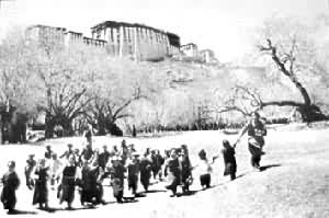 西藏拉萨市一所幼儿园的儿童和教师