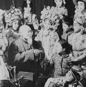 1960年萧长华和学生们在一起