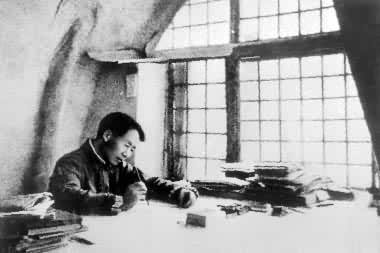 毛泽东在延安窑洞写《论持久战》
