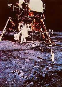 美国宇宙飞船“阿波罗-11号”登月舱在月球着陆(1969年7月20)