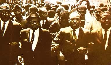 马丁·路德·金(右2)在民权运动集会上
