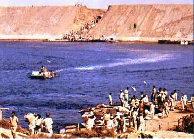 埃及军队越过苏伊士运河，突破以军的巴列夫防线(1973年10月)