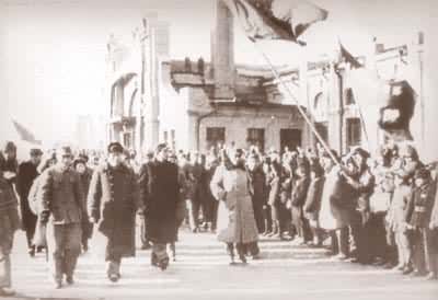 起义将领抵达哈尔滨车站时受到人民群众的欢迎
