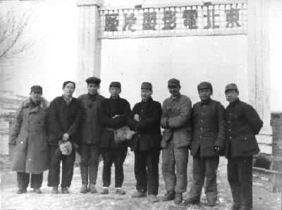1946年该厂领导干部们摄于东北电影制片厂正门