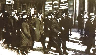 В.И.列宁(右3)离斯德哥尔摩返回俄国(1917年2月)