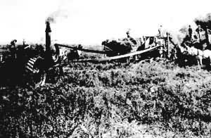 在田间脱粒的蒸汽拖拉机（美国内布斯加州，约1900年）