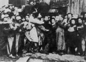 1948年金圆券发行，上海市民争相挤兑黄金