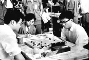 图13　围棋比赛──聂卫平（右）对陈祖德