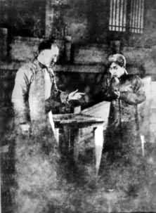 1935年张彭春（左）指导万家宝（曹禺）排练《财狂》