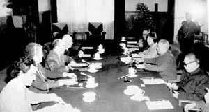 由F.M.M.密特朗率领的社会党政治代表团与中共中央副主席李先念举行会谈(1981年2月10日)
