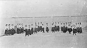 上海爱国女学校运动会上的体操表演