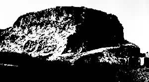 焚书灰堆遗迹　位于陕西渭南湭水东岸土丘上，北部断崖底部暴露有厚约30～50厘米的灰层