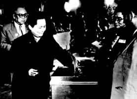 1954年9月宋庆龄在中华人民共和国第一届全国人民代表大会上投票通过宪法