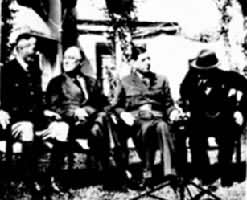 H.-H.吉罗、F.D.罗斯福、C.-A.-M.-J.戴高乐、W.L.S.丘吉尔（从左至右）在卡萨布兰卡会议上的合影