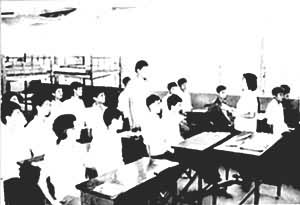 上海一所工读学校的学生在上数学课