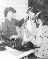 辽宁阜新四合中学的教师在劳动技术教育课上教女学生缝纫裁剪技术