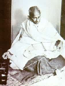  圣雄甘地亲自纺纱，提倡手工纺织，抵制英货
