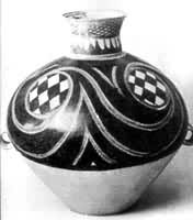 甘肃半山出土的新石器时代中期的彩陶壶