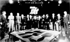 参加美国总统竞选的共和、民主两党的12名候选人在准备进行电视说辩论(1988年12月1日)