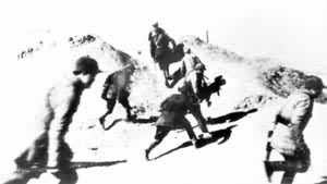 新四军第3师部队在津浦铁路破击战中向敌发起冲击