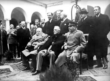 W.L.S.丘吉尔、F.D.罗斯福、И.В.斯大林(前排从左至右)在雅尔塔会议期间的合影
