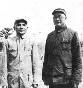刘伯承(右)、邓小平(左)于南征前合影