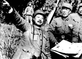 贺龙(左)、周士第(中)、李井泉(右)率部队进军西南追歼残敌
