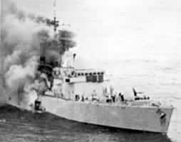 被阿根廷飞机击沉的英国“谢菲尔德”号驱逐舰