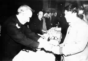1985年12月在第二届茅盾文学奖发奖仪式上张光年向刘心武发奖