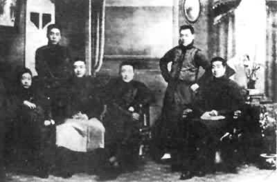 南开新剧团学生主要成员。后排左立者为周恩来（1915）
