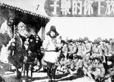 1937年崔嵬、陈波儿演出《放下你的鞭子》