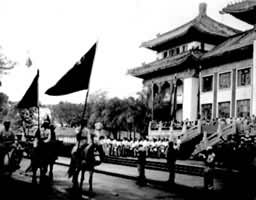 中国人民解放军进入广州后举行阅兵式