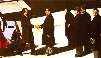 周恩来总理在北京机场迎接美国总统R.M.尼克松(1972年2月21日)