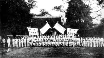 图2　20世纪初期学校兵式操课后合影
