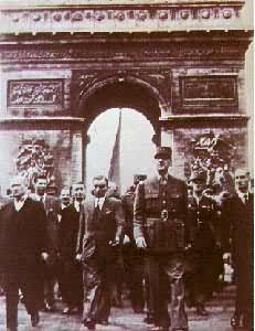 C.-A.-M.-J.戴高乐（右3）重返巴黎（1944年8月25日）