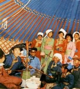 蒙古族艺人弹奏马头琴